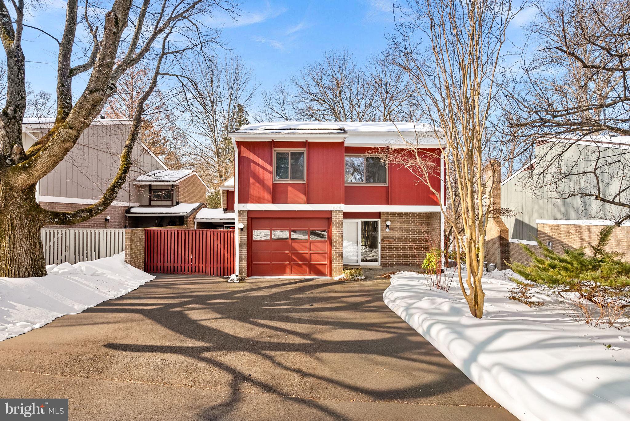 1628 GREENBRIAR COURT