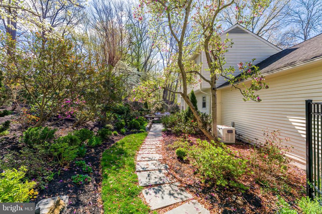 1807 ABBEY GLEN