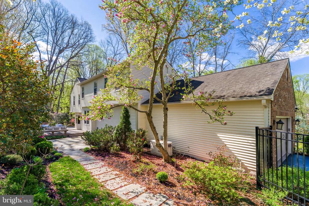 1807 ABBEY GLEN