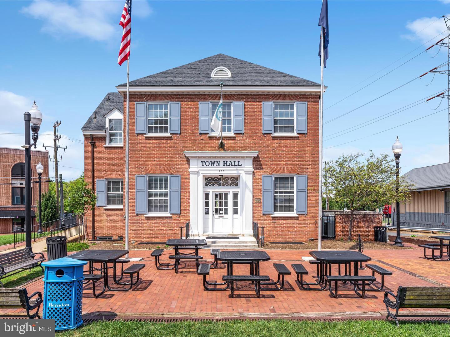 408 WOODGROVE COURT