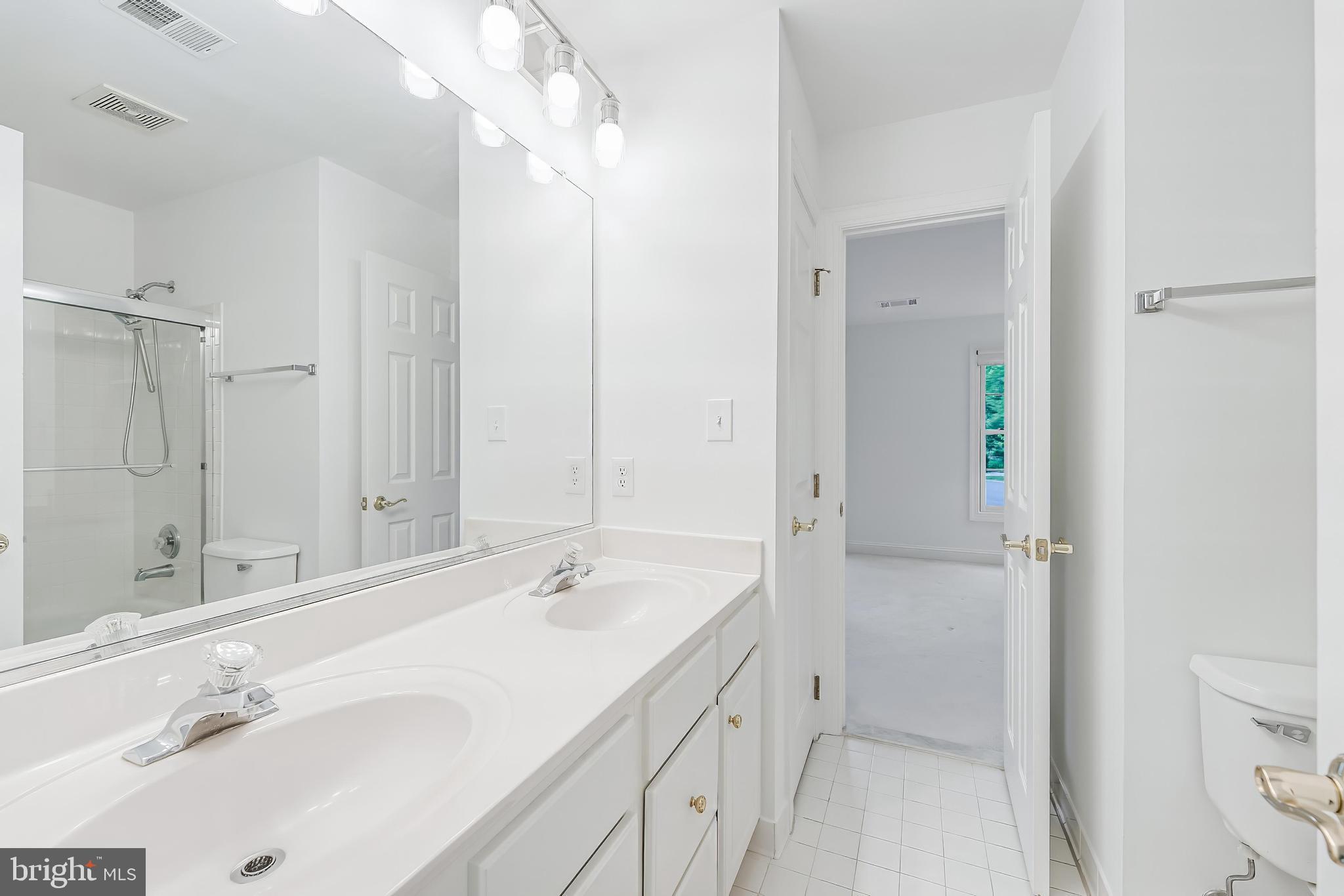 1051 NORTHFALLS COURT