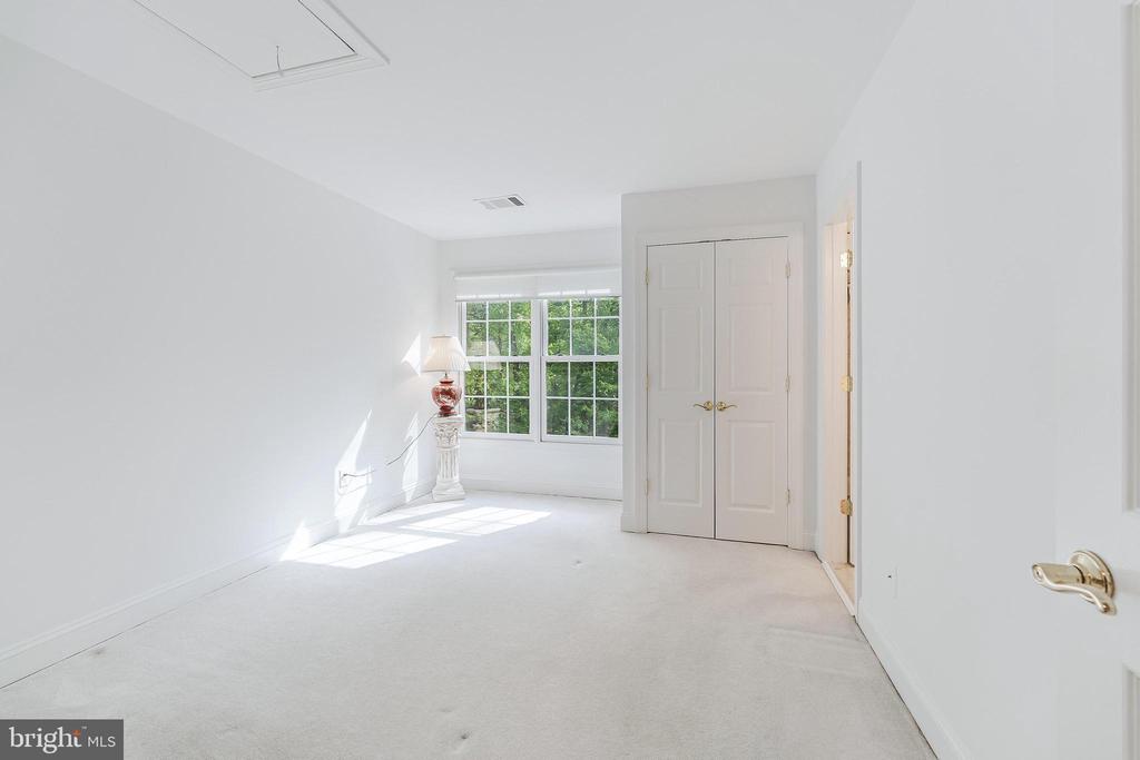 1051 NORTHFALLS COURT