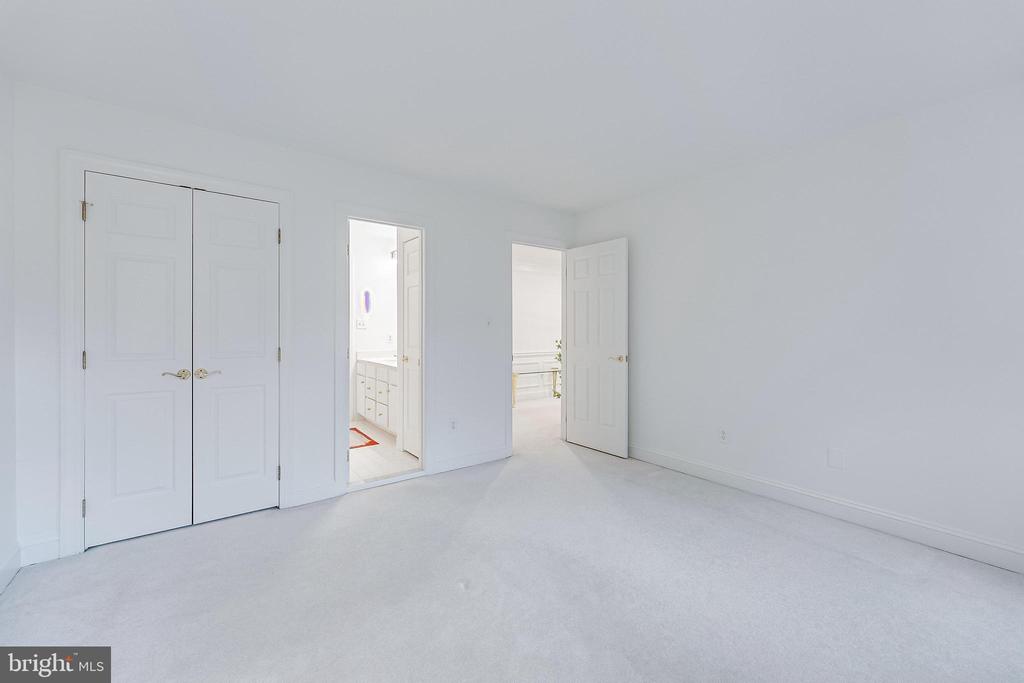 1051 NORTHFALLS COURT