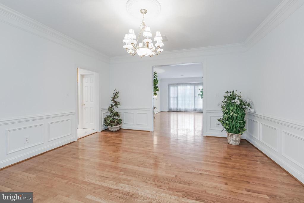 1051 NORTHFALLS COURT