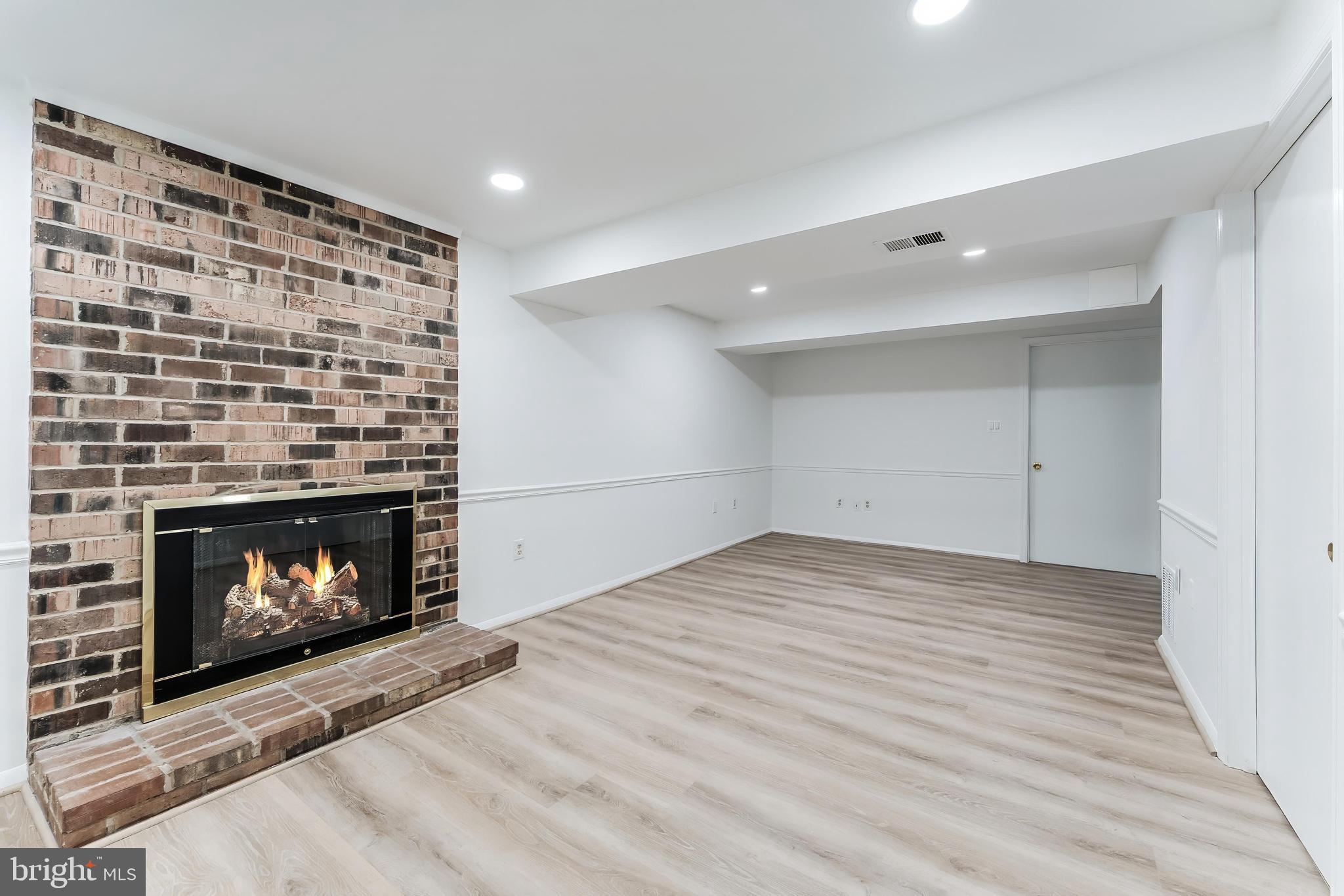 818 SYCAMORE COURT