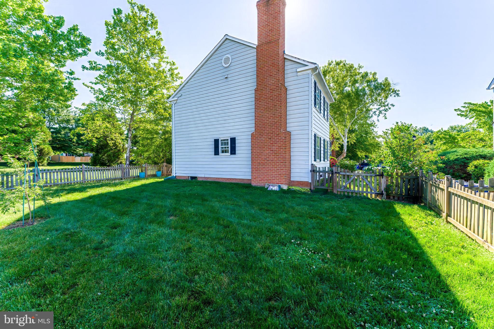 818 SYCAMORE COURT