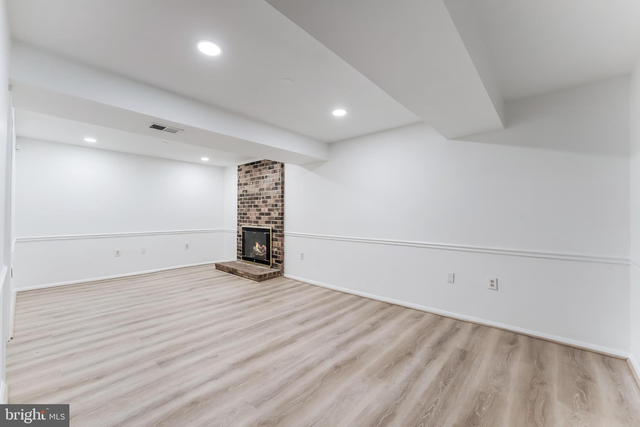818 SYCAMORE COURT