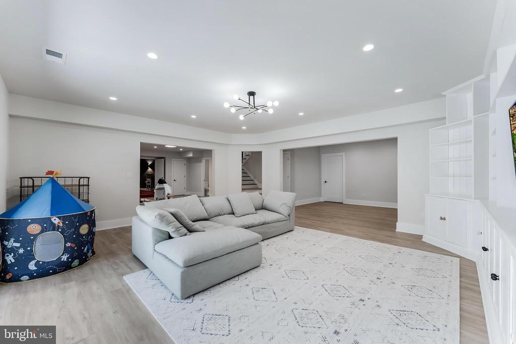 952 WALKER ROAD