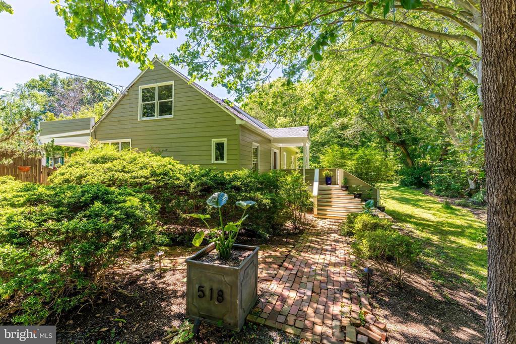 518 GOLDSMITH LANE