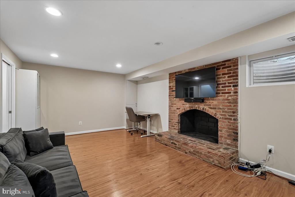 2087 HOPEWOOD DRIVE