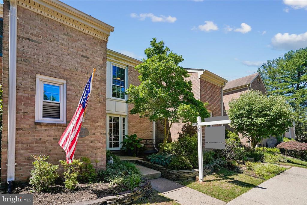 2087 HOPEWOOD DRIVE