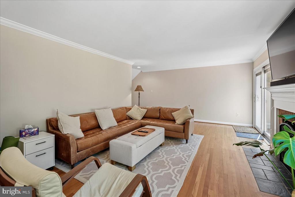 2087 HOPEWOOD DRIVE