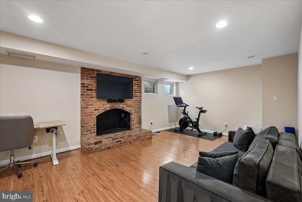 2087 HOPEWOOD DRIVE
