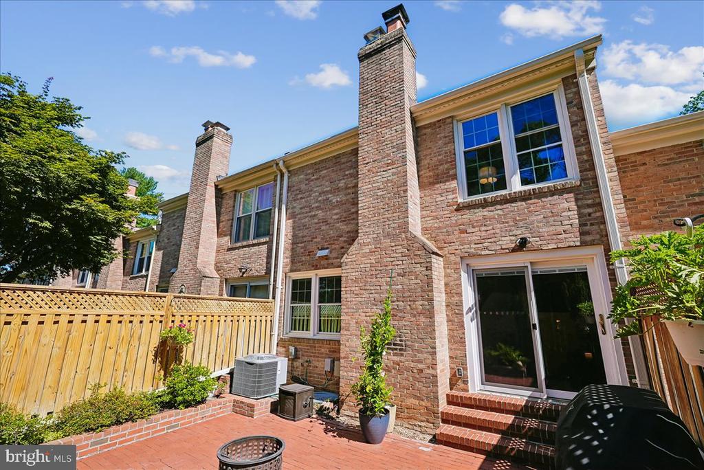 2087 HOPEWOOD DRIVE