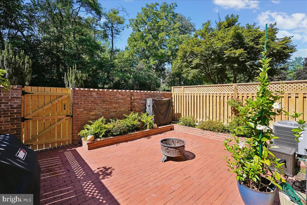 2087 HOPEWOOD DRIVE