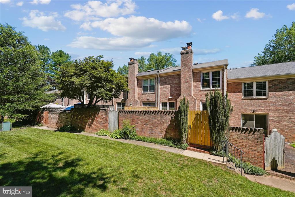 2087 HOPEWOOD DRIVE