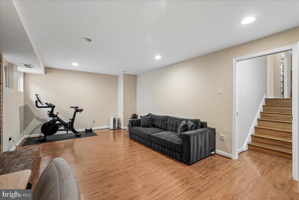 2087 HOPEWOOD DRIVE