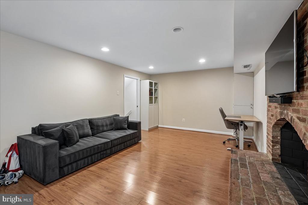 2087 HOPEWOOD DRIVE
