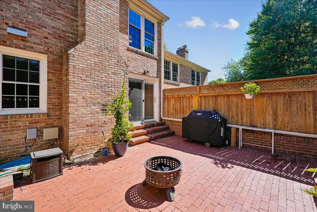 2087 HOPEWOOD DRIVE