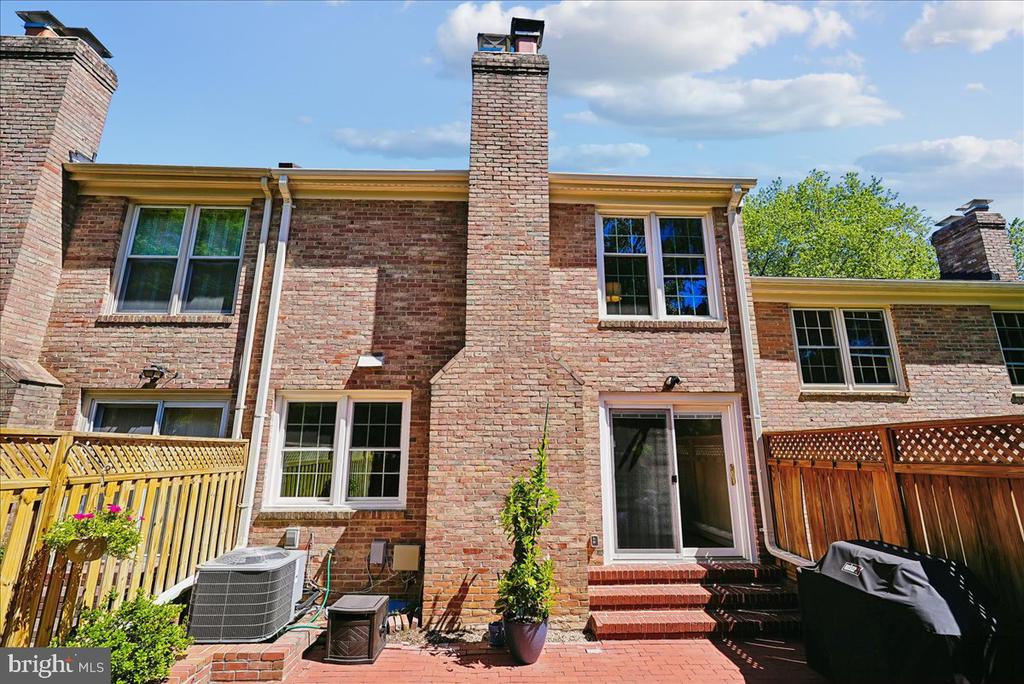 2087 HOPEWOOD DRIVE