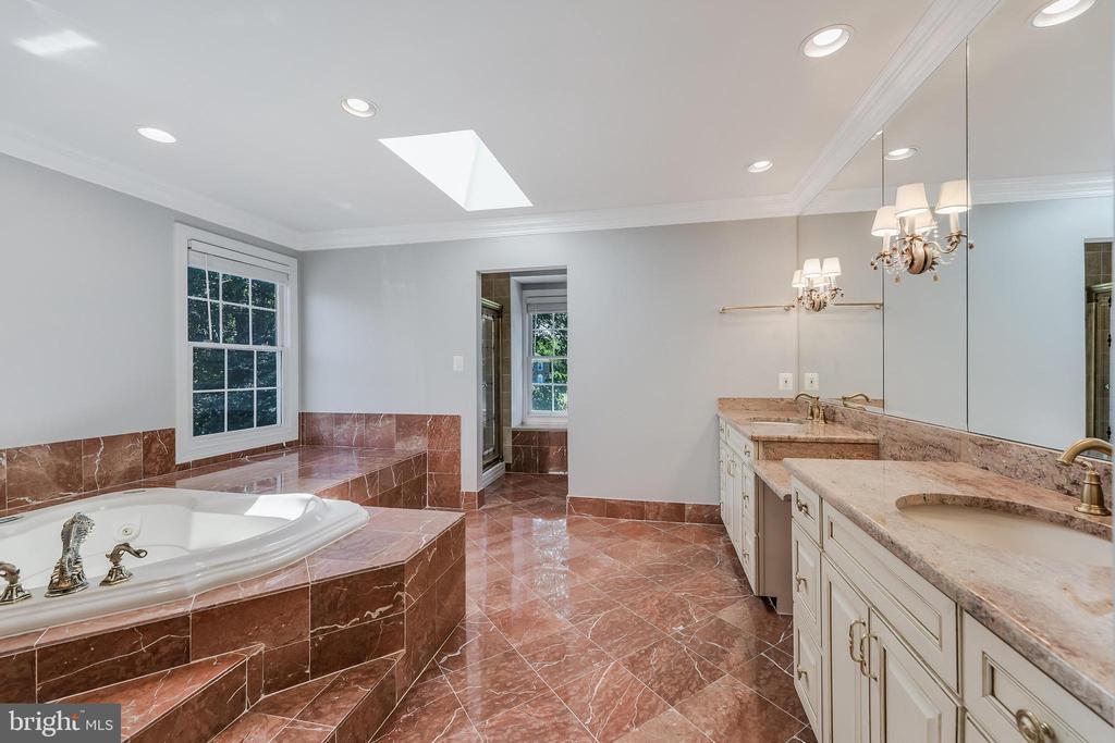 10520 HUNTING CREST LANE