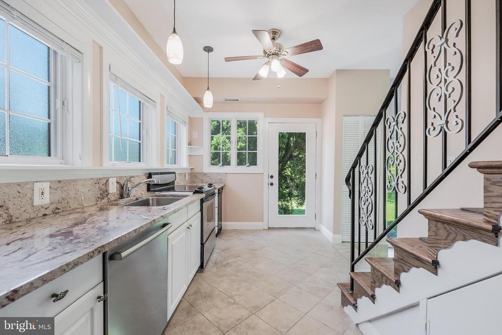 10520 HUNTING CREST LANE