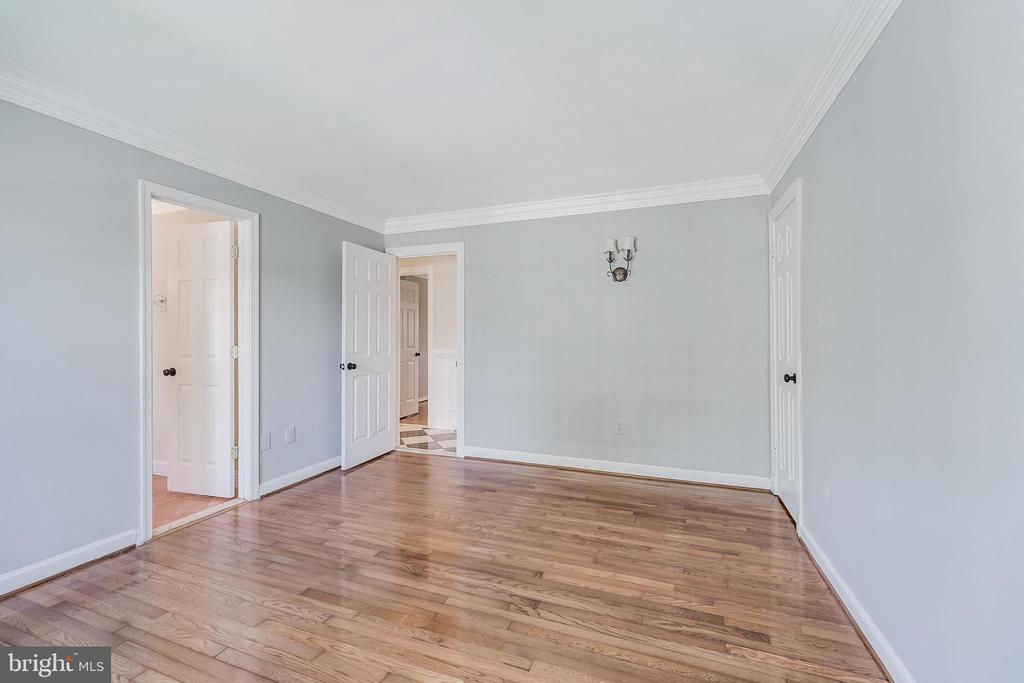 10520 HUNTING CREST LANE