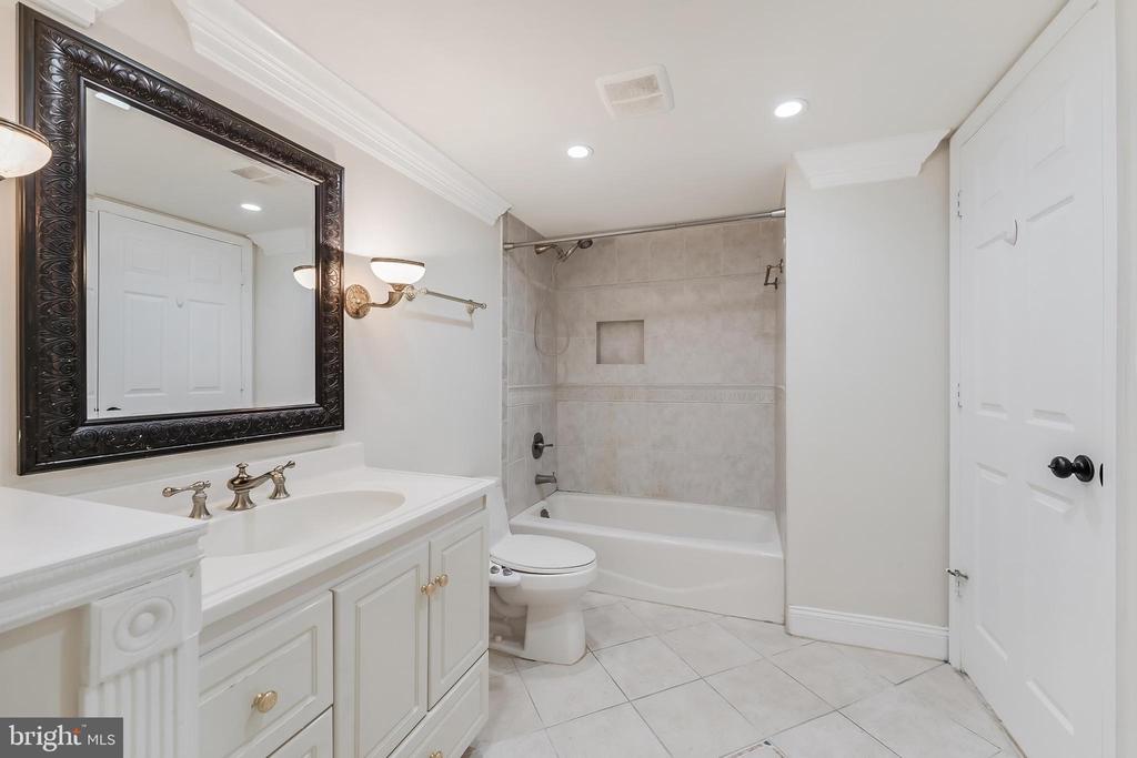 10520 HUNTING CREST LANE