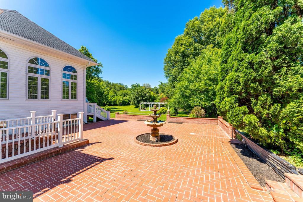 10520 HUNTING CREST LANE