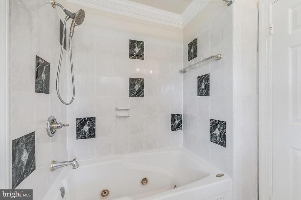 10520 HUNTING CREST LANE