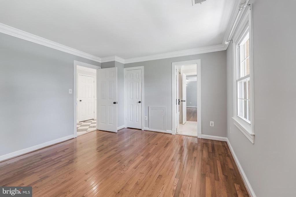 10520 HUNTING CREST LANE