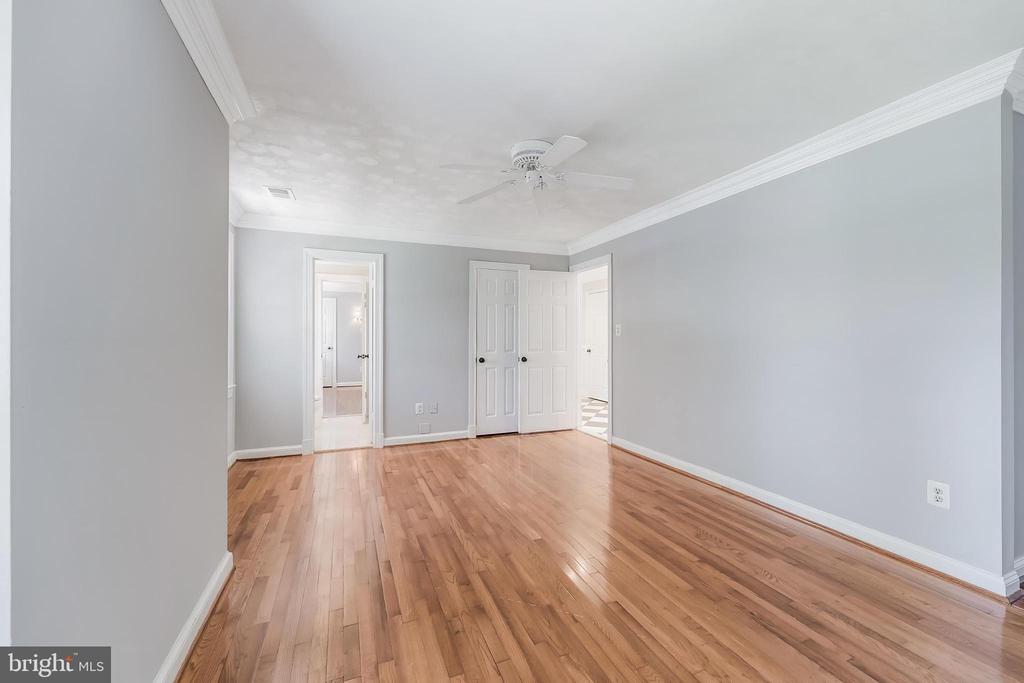 10520 HUNTING CREST LANE