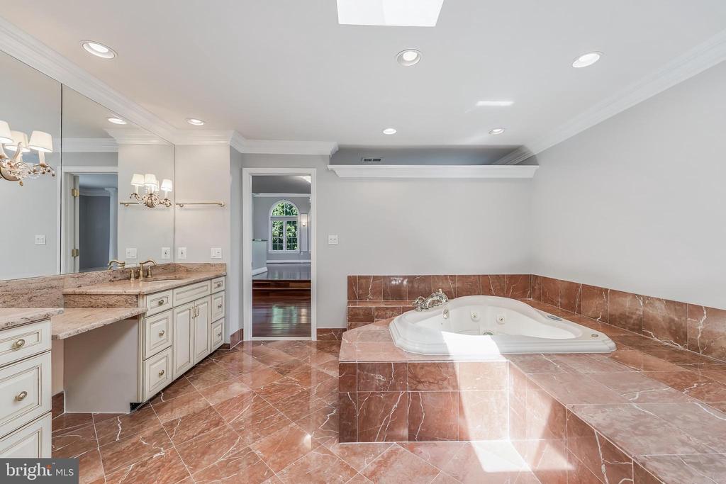 10520 HUNTING CREST LANE