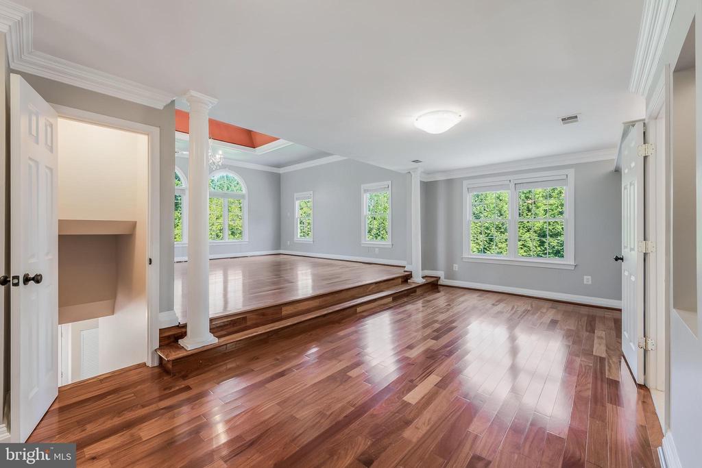 10520 HUNTING CREST LANE
