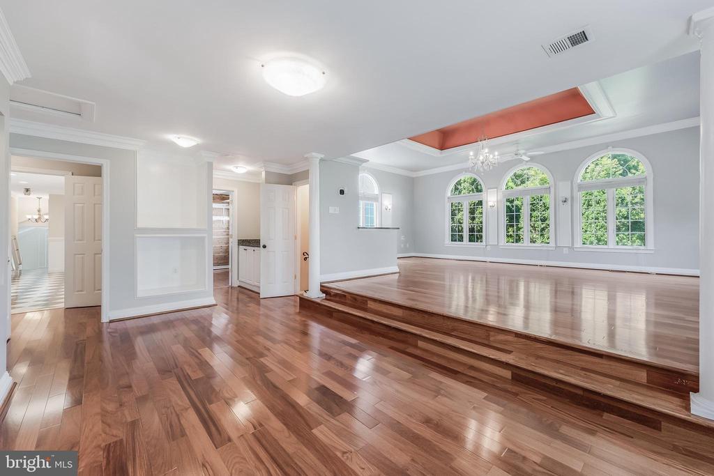 10520 HUNTING CREST LANE