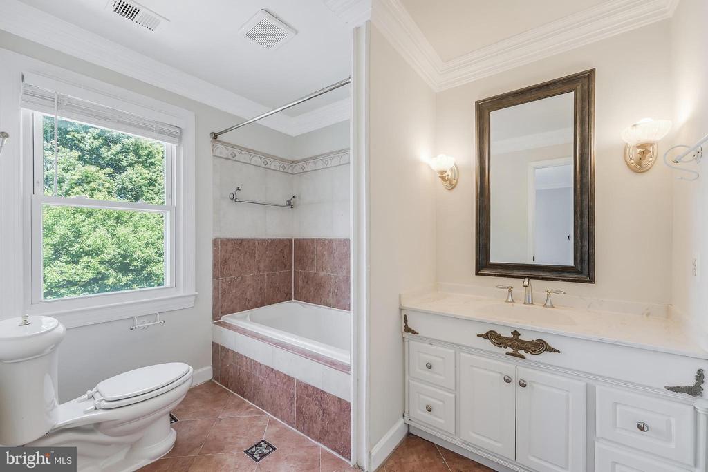 10520 HUNTING CREST LANE