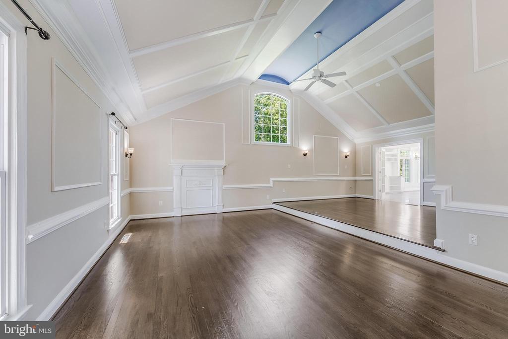 10520 HUNTING CREST LANE