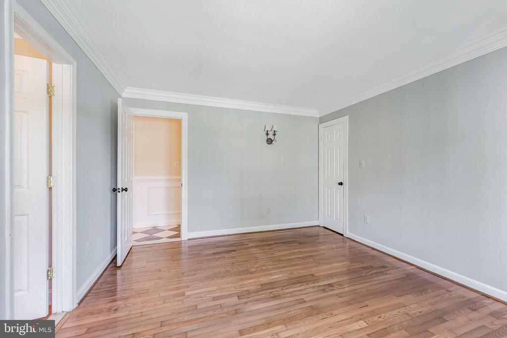 10520 HUNTING CREST LANE