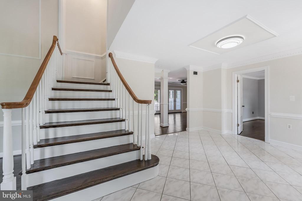 10520 HUNTING CREST LANE