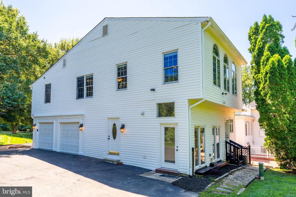 10520 HUNTING CREST LANE