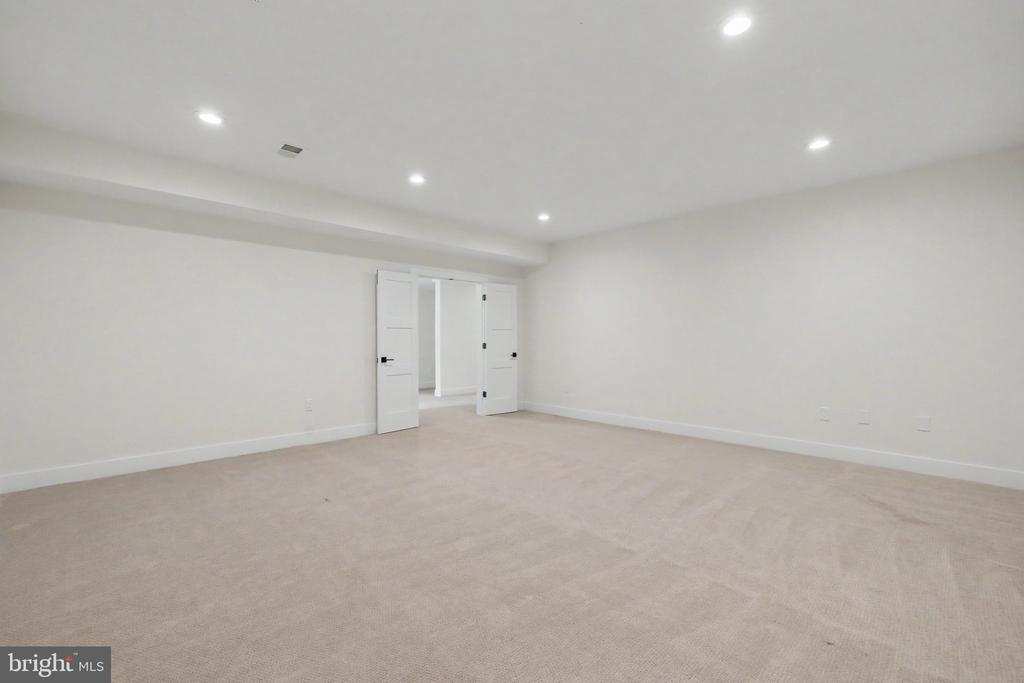 6821 DEAN DRIVE