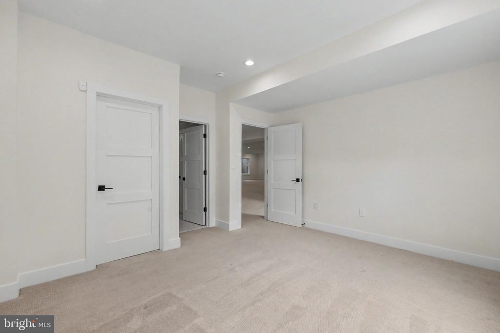 6821 DEAN DRIVE