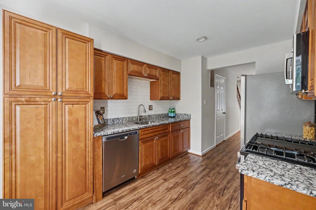 5727 OAKSHORE COURT