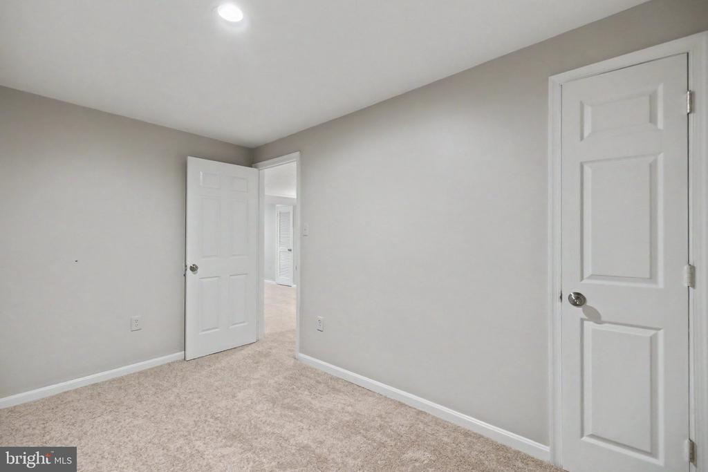 5727 OAKSHORE COURT