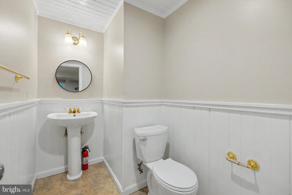5727 OAKSHORE COURT