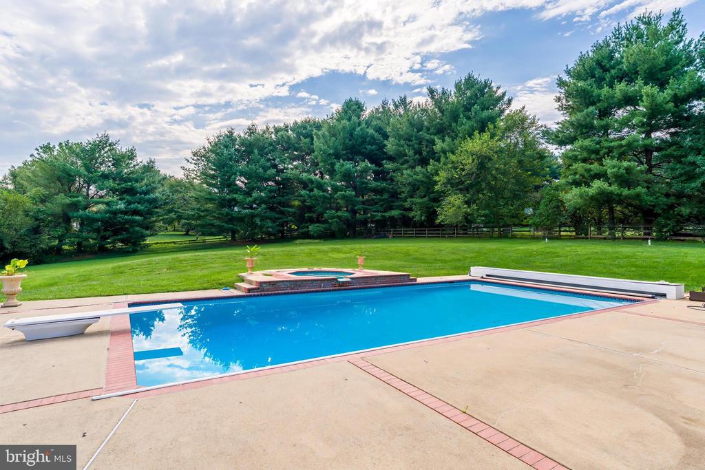 615 NALLS FARM WAY