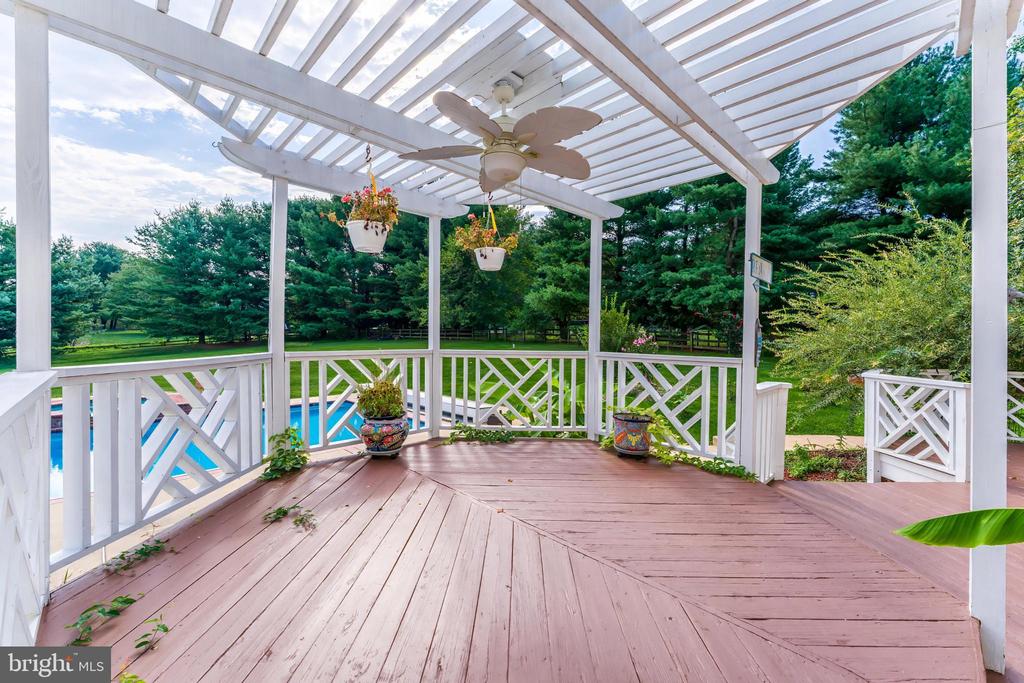 615 NALLS FARM WAY