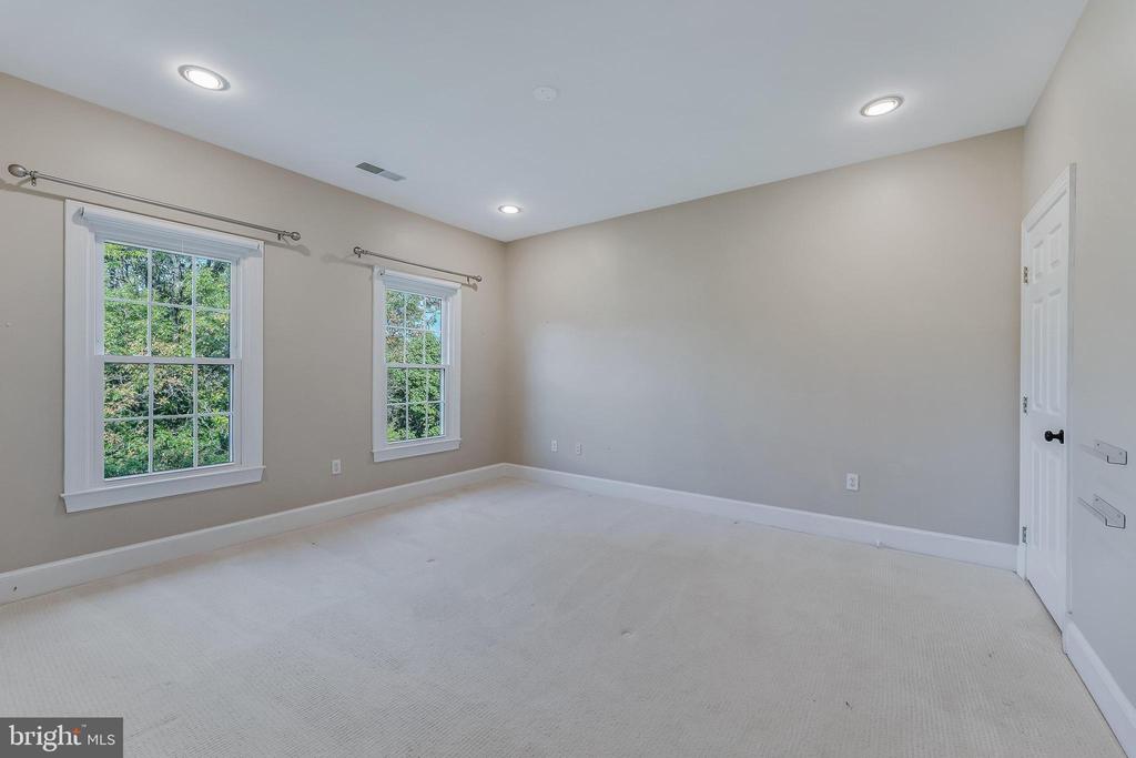 615 NALLS FARM WAY