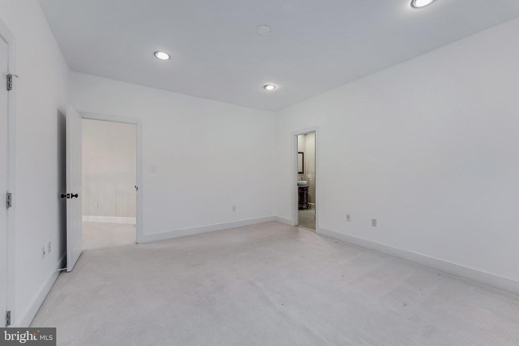 615 NALLS FARM WAY