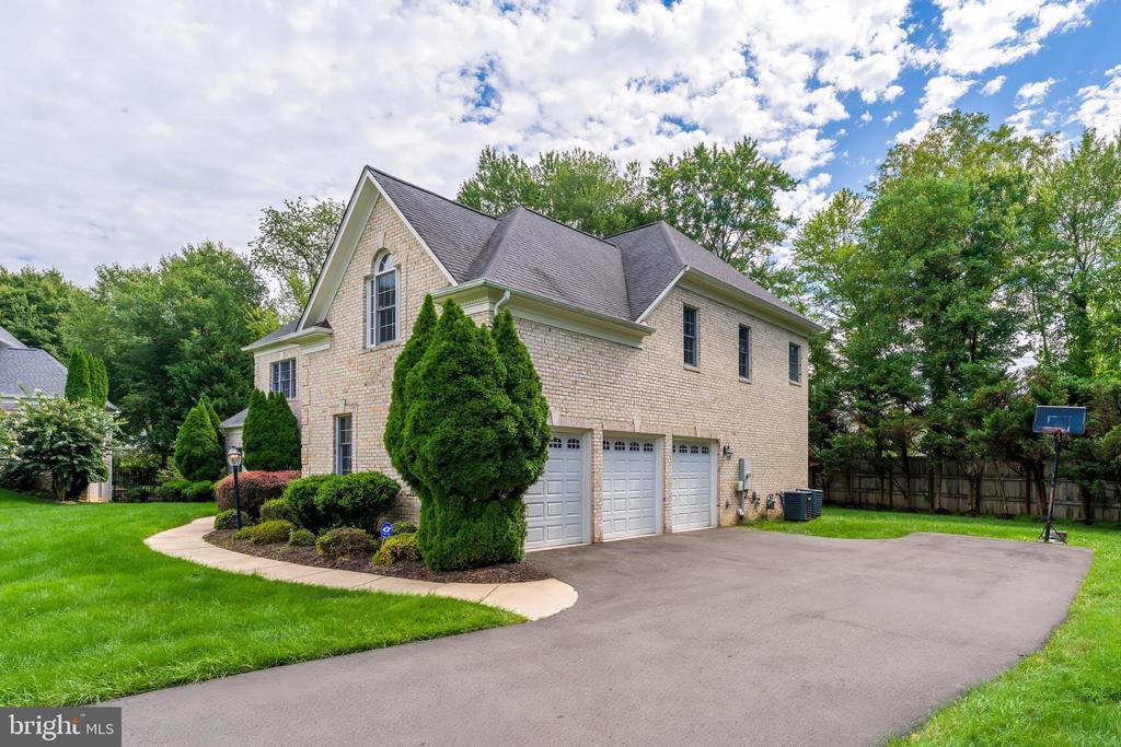 9395 WOLF TRAP CREEK COURT